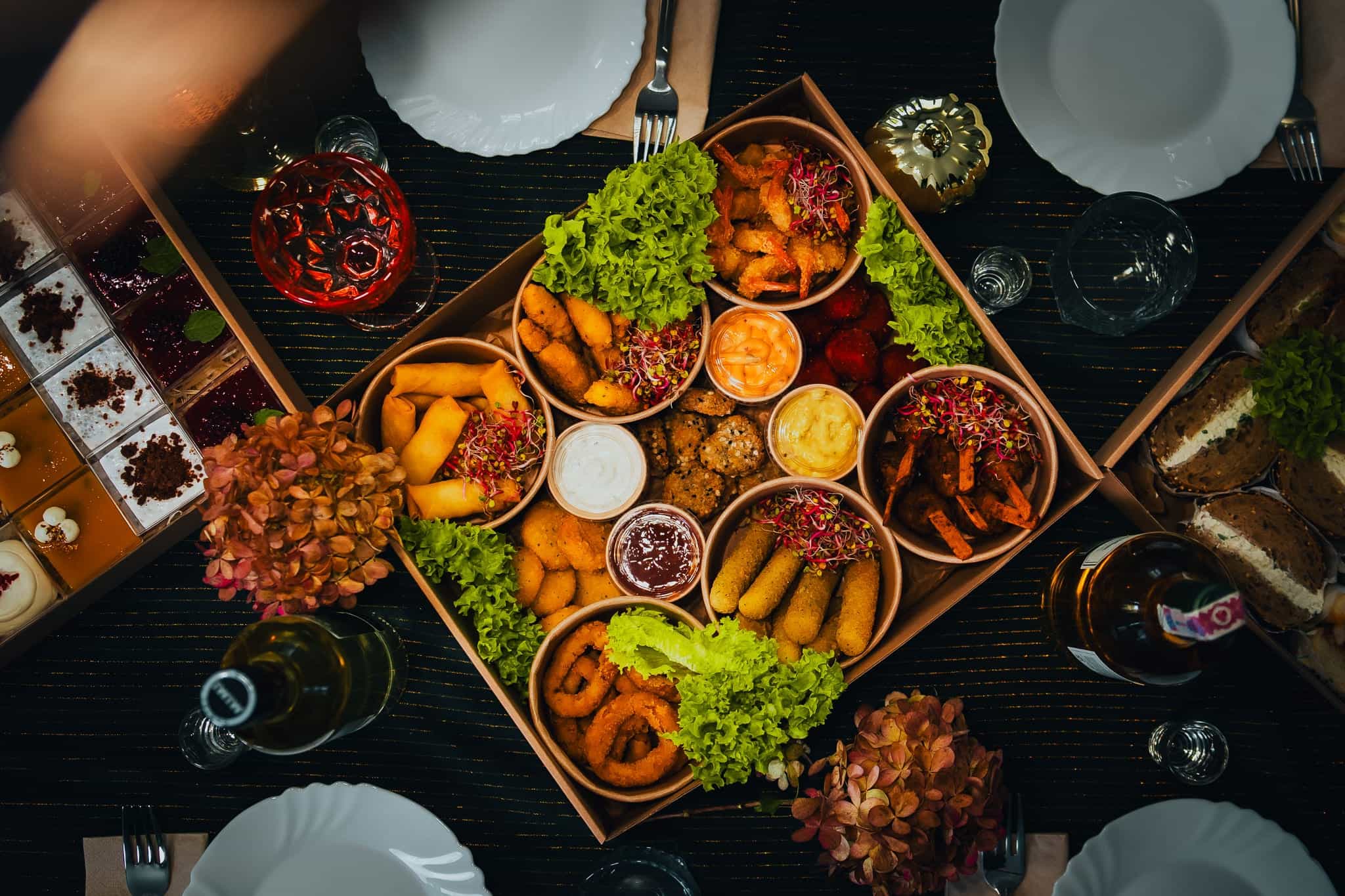 Partyboxy Me Gusta na eleganckim stole — finger food na event